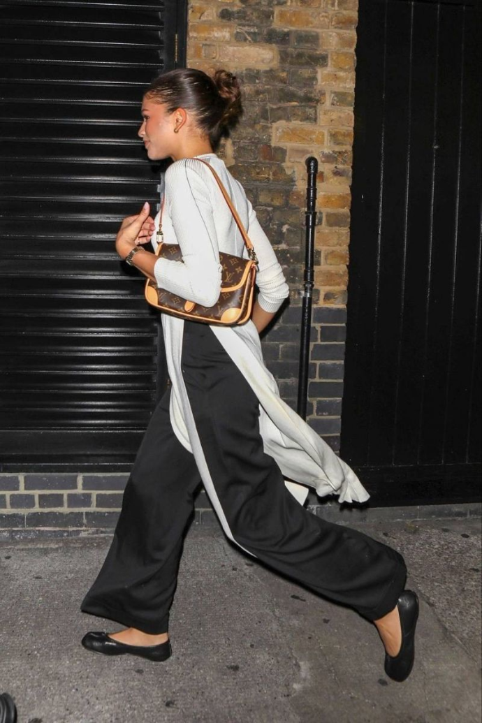 Zendaya, wearing Tabi ballet flats. London, 2023. Getty Images.